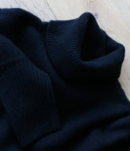 Laden Sie das Bild in den Galerie-Viewer, Les tricots de Léa Kaschmir Pullover Monprince Rollkragenv

