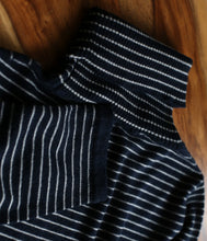 Laden Sie das Bild in den Galerie-Viewer, Majestic dünner Kaschmir Pullover Rollkragen
