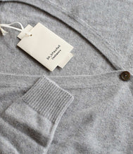 Laden Sie das Bild in den Galerie-Viewer, Re_Branded recycelt Kaschmir-Mix Cardigan
