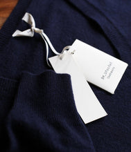 Laden Sie das Bild in den Galerie-Viewer, Re_Branded recycelt Kaschmir-Mix Pullover V-Ausschnitt

