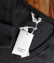 Laden Sie das Bild in den Galerie-Viewer, Re_Branded recycelt Kaschmir-Mix Pullover V-Ausschnitt
