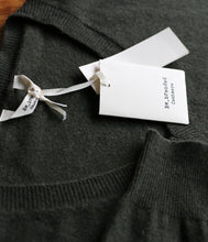 Laden Sie das Bild in den Galerie-Viewer, Re_Branded recycelt Kaschmir-Mix Pullover V-Ausschnitt
