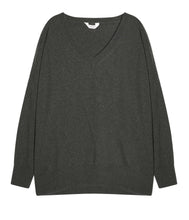 Laden Sie das Bild in den Galerie-Viewer, Re_Branded recycelt Kaschmir-Mix Pullover V-Ausschnitt
