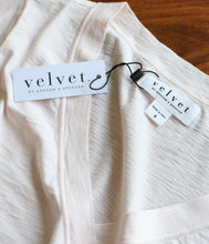 Laden Sie das Bild in den Galerie-Viewer, Velvet by Graham and Spencer Baumwoll Shirt Jill V-Ausschnitt Kurzarm
