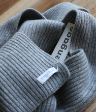 Laden Sie das Bild in den Galerie-Viewer, engage Cashmere Schal Rippe

